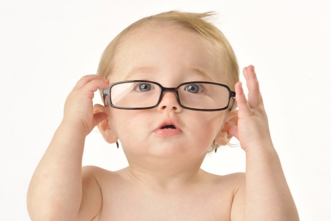 A diferença entre usar óculos na infância e perto dos 30